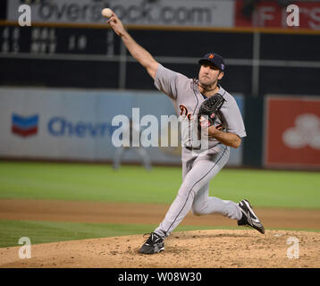 Detroit Tiger Justin Verlander wirft der Oakland A's in Spiel fünf der American League Divisional Series am Oakland Coliseum in Oakland, Kalifornien am 11. Oktober 2012. UPI/Terry Schmitt Stockfoto