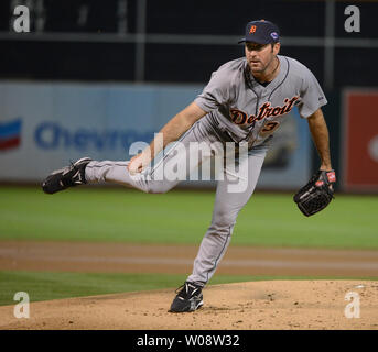 Detroit Tiger Justin Verlander wirft der Oakland A's im dritten Inning von Spiel 5 der American League Divisional Series am Oakland Coliseum in Oakland, Kalifornien am 11. Oktober 2012. UPI/Terry Schmitt Stockfoto