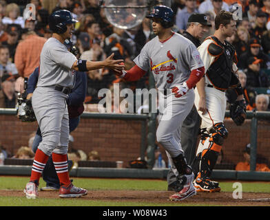 St. Louis Cardinals Carlos Beltran (3), erhält Glückwünsche von teamkollege Jon Jay nach zwei schlagend - home run im vierten Inning während des Spiels eine der National League Championship Series bei AT&T Park in San Francisco am 14. Oktober 2012 laufen. UPI/Terry Schmitt Stockfoto