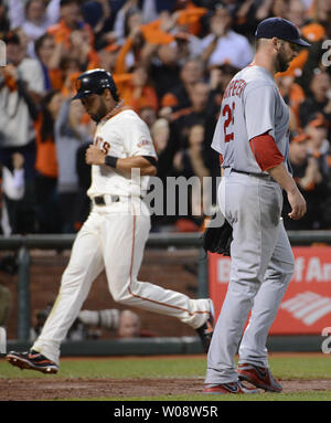 St. Louis Cardinals Krug Chris Carpenter (R) geht zurück auf den Damm als San Francisco Giants Gregor Blanco Kerben im vierten Inning in Spiel zwei der National League Championship Series bei AT&T Park in San Francisco am 15. Oktober 2012. Die riesen Marco Scutaro ausgezeichnet mit den Unterseiten mit drei Durchläufe zählen, jeweils auf einer auffangenden Störung durch linken Feldspieler Matt Holliday. UPI/Terry Schmitt Stockfoto