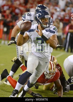 Seattle Seahawks QB Russell Wilson (3) kriecht um rechten Ende für neun Yards im dritten Quartal gegen die San Francisco 49ers im Candlestick Park in San Francisco am 18. Oktober 2012. Die 49ers besiegten die Seahawks 13-6. UPI/Terry Schmitt Stockfoto