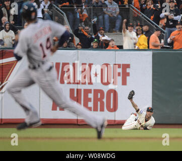 San Francisco Giants Gregor Blanco hält die Kugel nach dem Tauchen Fang von einer Linie Antrieb durch Detroit Tiger Niguel Cabrera im dritten Inning von Spiel eins der World Series bei AT&T Park in San Francisco am 24. Oktober 2012. Tiger Base Runner ist Austin Jackson. UPI/Terry Schmitt Stockfoto