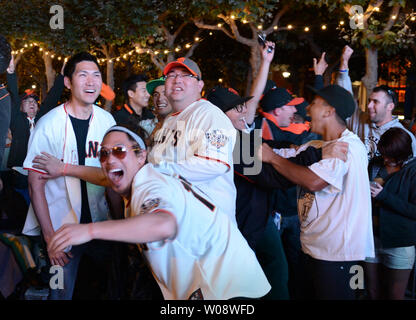 San Francisco Giants Fans feiern einen sechsten Inning home Buster Posey ausführen, während Sie Spiel vier der Weltmeisterschaft auf einem riesigen Bildschirm im Civic Center in San Francisco am 28. Oktober 2012. Die Riesen fegte die Tiger. UPI/Terry Schmitt Stockfoto