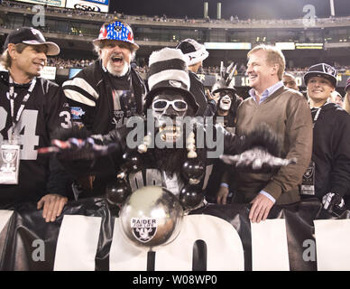 NFL Beauftragter Roger Goodell (2. von rechts) steht mit Fans in der steht "Das schwarze Loch" im ersten Quartal, als die Oakland Raiders die Denver Broncos an O. co Coliseum in Oakland, Kalifornien am 6. Dezember 2012. UPI/Terry Schmitt Stockfoto