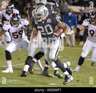 Oakland Raiders RB Darren McFadden (20) fegt gegen die Denver Broncos in der ersten Hälfte an O. co Coliseum in Oakland, Kalifornien am 6. Dezember 2012. Die Broncos besiegt die Räuber 26-13. UPI/Terry Schmitt Stockfoto