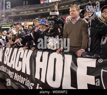 NFL Beauftragter Roger Goodell (R) steht mit Fans in der steht "Das schwarze Loch" im ersten Quartal, als die Oakland Raiders die Denver Broncos an O. co Coliseum in Oakland, Kalifornien am 6. Dezember 2012. UPI/Terry Schmitt Stockfoto