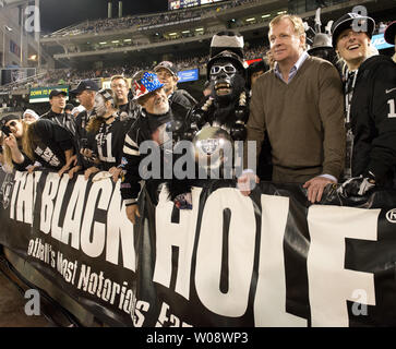 NFL Beauftragter Roger Goodell (2. von rechts) steht mit Fans in der steht "Das schwarze Loch" im ersten Quartal, als die Oakland Raiders die Denver Broncos an O. co Coliseum in Oakland, Kalifornien am 6. Dezember 2012. UPI/Terry Schmitt Stockfoto