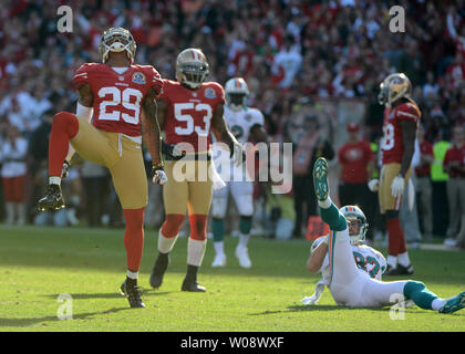 San Francisco 49ers Chris Culliver (29) feiert oben brechen ein Ryan Tannehill Pass zu Brian Hartline (R) im vierten Viertel gegen die Miami Dolphins in Candlestick Park in San Francisco am 9. Dezember 2012. Die 49ers besiegten die Delphine 27-13. UPI/Terry Schmitt Stockfoto