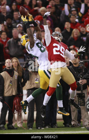 Green Bay Packers WR James Jones geht bis hoch über San Francisco 49ers Chris Culliver (29) für ein 44 Yard Rezeption von Aaron Rodgers im ersten Quartal des NFC Divisional Endspiel am Candlestick Park in San Francisco am 12. Januar 2013. UPI/Bruce Gordon Stockfoto