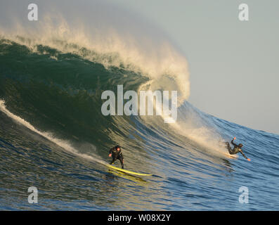 Surfer nehmen Warm up wird ausgeführt, bevor der Mavericks Einladungs Big Wave surfen Wettbewerb am 20 Januar, 2013 in Half Moon Bay, Kalifornien. UPI/Terry Schmitt Stockfoto