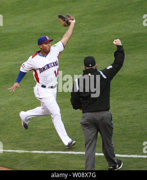 Der Dominikanischen Republik LF Ricardo Nanita hält die Kugel nach einem Foul Ball von niederländischen Andruw Jones als Umpire Bill Miller Signale aus im ersten Inning, der im Halbfinale der World Baseball Classic bei AT&T Park in San Francisco am 18. März 2013. Dominikanische Republik Niederlande 4-1 besiegte. UPI/Bruce Gordon Stockfoto