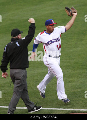 Der Dominikanischen Republik LF Ricardo Nanita hält die Kugel nach einem Foul Ball von niederländischen Andruw Jones als Umpire Bill Miller Signale aus im ersten Inning, der im Halbfinale der World Baseball Classic bei AT&T Park in San Francisco am 18. März 2013. Dominikanische Republik Niederlande 4-1 besiegte. UPI/Bruce Gordon Stockfoto