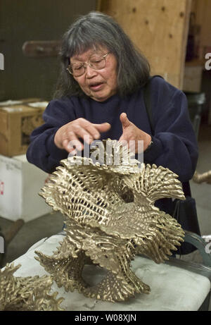 Ruth Asawa, ein San Francisco Bildhauer als Major post-WWII American modernistischen für Ihre filigranen Draht hängen Kreationen, 6. August 2013 starb in San Francisco. Asawa ist in diesem Jahr 1999 Datei foto Arbeiten auf ein Bronzeabguss einer drahtgewebe Skulptur gezeigt. Asawa war 87. UPI/Terry Schmitt Stockfoto