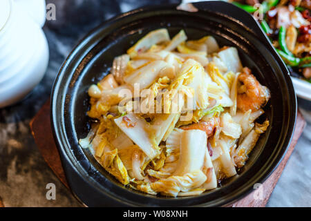 Lecker Chinesisch Essen auf dem Tisch Stockfoto