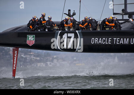 Oracle Team USA Praktiken vor dem Rennen sieben im Louis Vuitton Cup in der Bucht von San Francisco am 24. August 2013. Die Louis Vuitton Cup Siegers Team USA im America's Cup. UPI/Terry Schmitt Stockfoto