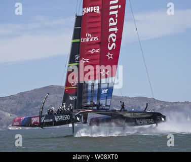 Emirate Neuseeland übergibt die Luvtonne gegen die italienische Luna Rossa Challenge in Race 7 des Louis Vuitton Cup in San Francisco am 24. August 2013. Die Kiwis gewonnen zu 6-1 in den besten 13 Reihe führen, um zu sehen, wer Rennen Oracle Team USA im America's Cup. UPI/Terry Schmitt Stockfoto