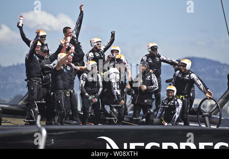 Emirate Neuseeland crew feiert den Sieg über die italienische Luna Rossa Challenge der Louis Vuitton Cup Finale in San Francisco am 25. August 2013 zu gewinnen. Die Kiwis gewann das Beste von 13 Serie 7-1 den Kelch weiter zu rennen Oracle Team USA zu gewinnen und im America's Cup. UPI/Terry Schmitt Stockfoto