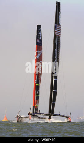 Emirate Neuseeland (L) jagt Oracle Team USA auf der Ziellinie der vier Rennen des America's Cup in der Bucht von San Francisco am 8. September 2013. Die USA geweißt, ihren ersten Sieg in Rennen 4. UPI/Terry Schmitt Stockfoto