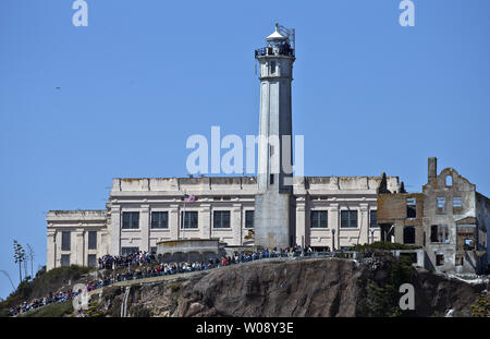 Die Zuschauer an den Wänden von Alcatraz Island an Emirates Neuseeland watch Übernehmen defender Oracle Team USA in acht Rennen des America's Cup in San Francisco am 14. September 2013. Die USA gewannen das Rennen wie die Kiwis fast in der Nähe der Luvtonne kenterte. UPI/Terry Schmitt Stockfoto