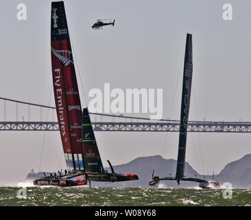 Emirate Neuseeland (L) Segeln vor defender Oracle Team USA in zehn Rennen des America's Cup gegen Titelverteidiger Oracle Team USA in der Bucht von San Francisco am 15. September 2013. Rennen zehn sah mehrere führen Änderungen mit den Kiwis schließlich gewinnen. UPI/Terry Schmitt Stockfoto