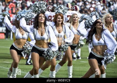 Oakland Raiderettes im ersten Quartal gegen die Washington Redskins an O. co Coliseum in Oakland, Kalifornien am 29 September, 2013 unterhalten. Die Redskins besiegten die Räuber 24-14. UPI/Terry Schmitt Stockfoto