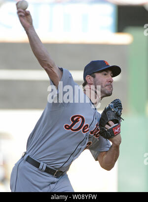 Detroit Tiger Justin Verlander wirft gegen die Oakland A's im ersten Inning von Spiel 5 der American League Division Series an O. co Coliseum in Oakland, Kalifornien am 10. Oktober 2013. UPI/Terry Schmitt Stockfoto