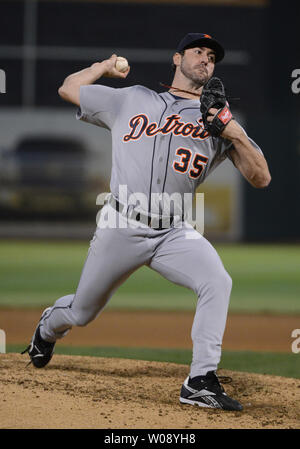 Detroit Tiger Justin Verlander wirft gegen die Oakland A's im siebten Inning von Spiel 5 der American League Division Series an O. co Coliseum in Oakland, Kalifornien am 10. Oktober 2013. Die Tiger besiegte die A's 3-0 auf der ALCS gegen Boston zu bewegen. UPI/Terry Schmitt Stockfoto