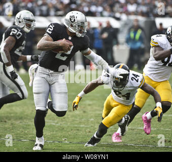 Oakland Raiders QB Terrelle Pryor sucht Pittsburgh Steelers Ike Taylor (24) Im dritten Quartal an O. co Coliseum in Oakland, Kalifornien am 27. Oktober 2013. Die Räuber besiegt die Steelers 21-18. UPI/Terry Schmitt Stockfoto