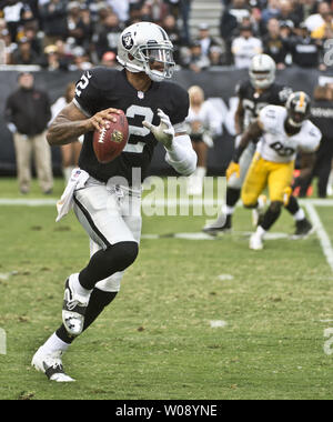 Oakland Raiders QB Terrelle Pryor (2) Rollt auf einem Pass gegen die Pittsburgh Steelers im vierten Quartal an O. co Coliseum in Oakland, Kalifornien am 27. Oktober 2013. Die Räuber besiegt die Steelers 21-18. UPI/Terry Schmitt Stockfoto