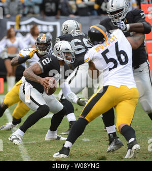 Oakland Raiders QB Terrelle Pryor (2) Enten in der Tasche gegen die Pittsburgh Steelers im vierten Quartal an O. co Coliseum in Oakland, Kalifornien am 27. Oktober 2013. Die Räuber besiegt die Steelers 21-18. UPI/Terry Schmitt Stockfoto