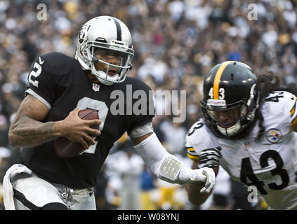 Oakland Raiders QB Terrelle Pryor (2) ist sacked für ein 1 Yard Verlust von Pittsburgh Steelers Troy Polamalu (43) im vierten Quartal an O. co Coliseum in Oakland, Kalifornien am 27. Oktober 2013. Die Räuber besiegt die Steelers 21-18. UPI/Terry Schmitt Stockfoto