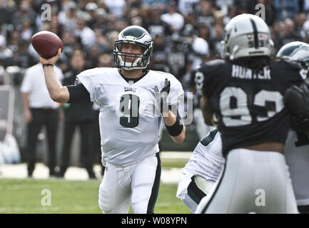 Philadelphia Eagles QB Nick Foles wirft gegen die Oakland Raiders im ersten Quartal an O. co Coliseum in Oakland, Kalifornien am 3. November 2013. Foles warf für sieben TDs als die Adler gewannen 49-20. UPI/Terry Schmitt Stockfoto