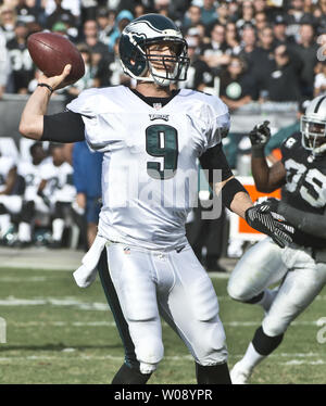 Philadelphia Eagles QB Nick Foles wirft 15 Yard Pass an Zach Ertz für einen Touchdown gegen die Oakland Raiders im zweiten Quartal an O. co Coliseum in Oakland, Kalifornien am 3. November 2013. Foles warf für sieben TDs als die Adler gewannen 49-20. UPI/Terry Schmitt Stockfoto