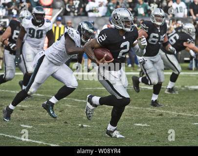 Oakland Raiders QB Terrelle Pryor läuft gegen die Philadelphia Eagles im dritten Quartal an O. co Coliseum in Oakland, Kalifornien am 3. November 2013. Die Adler besiegten die Räuber 49-20. UPI/Terry Schmitt Stockfoto