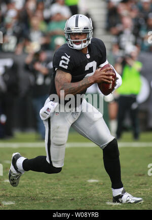 Oakland Raiders QB Terrelle Pryor rollt auf der Suche nach einem Receiver im zweiten Viertel gegen die Philadelphia Eagles an O. co Coliseum in Oakland, Kalifornien am 3. November 2013. Die Adler besiegten die Räuber 49-20. UPI/Bruce Gordon Stockfoto