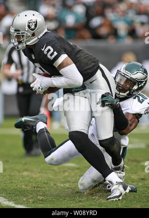 Oakland Raiders QB Terrelle Pryor (9) ist durch die Philadelphia Eagles Graf Wolff (28), die im zweiten Quartal an O. co Coliseum in Oakland, Kalifornien am 3. November 2013 ergriff. Pryor war für die Erdung auf dem Spiel. Die Adler besiegten die Räuber 49-20. UPI/Bruce Gordon Stockfoto