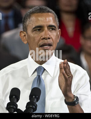 Präsident Barack Obama spricht an der Betty Ann Ong chinesischen Recreation Center in San Francisco am 25. November 2013. Obama sprach über das Abkommen mit dem Iran und forderte die Republikaner im Repräsentantenhaus neue Zuwanderungsgesetz zu sichern. UPI/Terry Schmitt Stockfoto