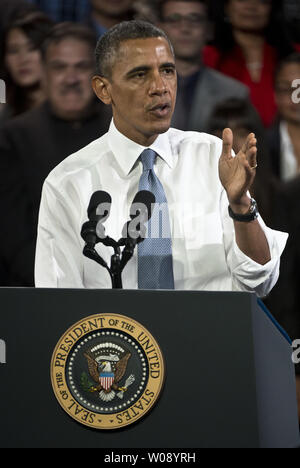 Präsident Barack Obama spricht an der Betty Ann Ong chinesischen Recreation Center in San Francisco am 25. November 2013. Obama sprach über das Abkommen mit dem Iran und forderte die Republikaner im Repräsentantenhaus neue Zuwanderungsgesetz zu sichern. UPI/Terry Schmitt Stockfoto