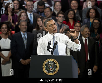 Präsident Barack Obama spricht an der Betty Ann Ong chinesischen Recreation Center in San Francisco am 25. November 2013. Obama sprach über das Abkommen mit dem Iran und forderte die Republikaner im Repräsentantenhaus neue Zuwanderungsgesetz zu sichern. UPI/Terry Schmitt Stockfoto