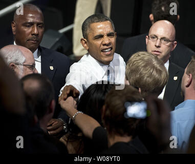 Präsident Barack Obama erreicht in die Masse mit den Händen an die Betty Ann Ong chinesischen Recreation Center in San Francisco am 25. November 2013 zu schütteln. Obama sprach über das Abkommen mit dem Iran und forderte die Republikaner im Repräsentantenhaus neue Zuwanderungsgesetz zu sichern. UPI/Terry Schmitt Stockfoto