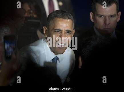 Präsident Barack Obama erreicht in die Masse mit den Händen an die Betty Ann Ong chinesischen Recreation Center in San Francisco am 25. November 2013 zu schütteln. Obama sprach über das Abkommen mit dem Iran und forderte die Republikaner im Repräsentantenhaus neue Zuwanderungsgesetz zu sichern. UPI/Terry Schmitt Stockfoto