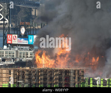 Flammen Sprung vom Feueralarm in Wohnungen im Bau in der China Becken in der Nähe der AT&T Park in San Francisco am 11. März 2014. UPI/Terry Schmitt Stockfoto