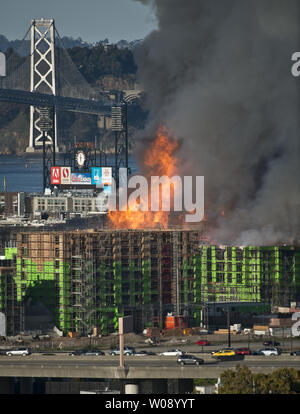 Flammen Sprung vom Feueralarm in Wohnungen im Bau in der China Becken in der Nähe der AT&T Park in San Francisco am 11. März 2014. UPI/Terry Schmitt Stockfoto