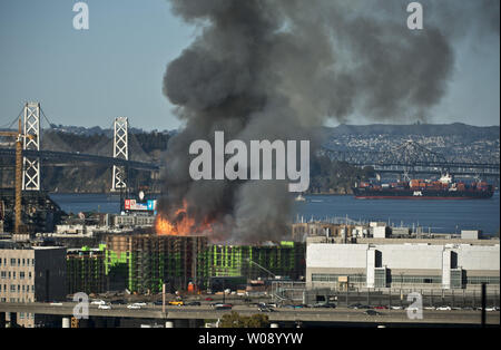 Flammen Sprung vom Feueralarm in Wohnungen im Bau in der China Becken Nachbarschaft von San Francisco am 11. März 2014. UPI/Terry Schmitt Stockfoto