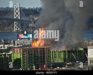 Flammen Sprung vom Feueralarm in Wohnungen im Bau in der China Becken in der Nähe der AT&T Park in San Francisco am 11. März 2014. UPI/Terry Schmitt Stockfoto