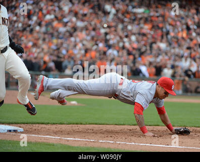 St. Louis Cardinals first baseman Brandon Riemen Tauchgänge für einen errant von Pitcher Randy Choate auf einem Opferbauch so Riesen runner Brandon Crawford zu zählen, von der zweiten Base während der zehnten Inning von Spiel 3 der National League Championship Series werfen bei AT&T Park in San Francisco am 14. Oktober 2014. San Francisco beat St. Louis 5-4 in 10 innings eine Reihe 2-1 Leitung zu nehmen. UPI/Terry Schmitt Stockfoto