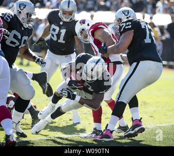 Oakland Raiders RB Darren McFadden Lippen über die Ziellinie für ein 1 Yard TD gegen die Arizona Cardinals im zweiten Quartal an O. co Coliseum in Oakland, Kalifornien am 19. Oktober 2014. Die Kardinäle besiegten die winless Räuber 24-13. UPI/Terry Schmitt Stockfoto