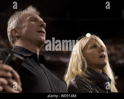 Hall of Fame Quarterback Joe Montana und Frau Jennifer beobachten die Kansas City Royals zu den San Francisco Giants 5-0 in Spiel 5 der World Series bei AT&T Park in San Francisco am 26. Oktober 2014 verlieren. UPI/Terry Schmitt Stockfoto