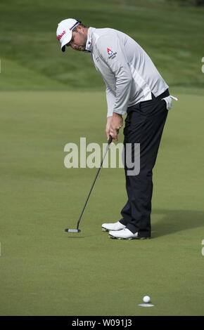 Marc Leishman sinkt einen Schlag auf der ersten Bohrung des Welt-meisterschaft Cadillac Match Play am Harding Park in San Francisco am 29. April 2015. Foto von Terry Schmitt/UPI Stockfoto