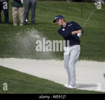 Webb Simpson schlägt aus dem Sand auf der ersten Bohrung des Welt-meisterschaft Cadillac Match Play am Harding Park in San Francisco am 29. April 2015. Foto von Terry Schmitt/UPI Stockfoto